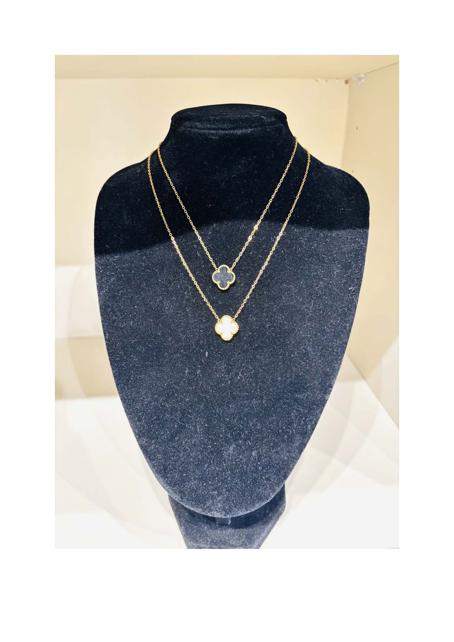 Clover Pendant necklace - White